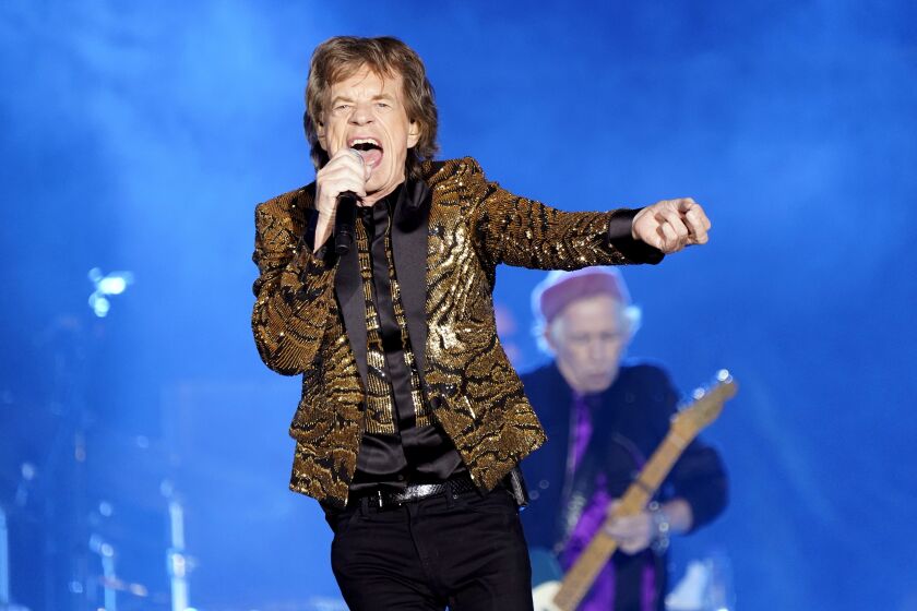 ARCHIVO - Mick Jagger, de The Rolling Stones, durante un concierto de la gira "No Filter" de la banda el 15 de noviembre de 2021, en Ford Field en Detroit. Los Rolling Stones planean lanzar en febrero de 2023 su “máximo álbum de éxitos en vivo” con participaciones de Lady Gaga, Bruce Springsteen, Gary Clark Jr. y The Black Keys. “GRRR Live!” será lanzado en febrero e incluye éxitos como “Start Me Up” y “Gimme Shelter” grabados el 15 de diciembre de 2012 en el Prudential Center de Nueva Jersey. (Foto Rob Grabowski/Invision/AP, archivo)