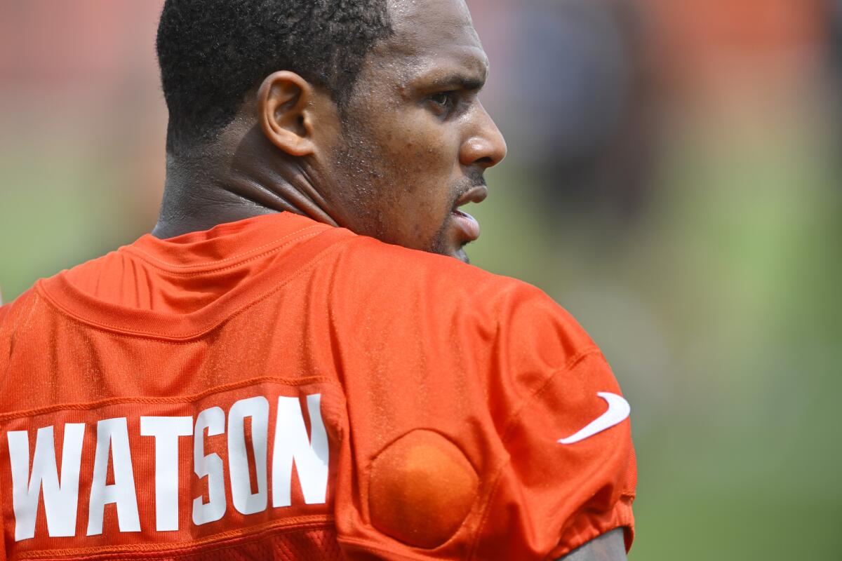 El quarterback Deshaun Watson de los Browns de Cleveland durante una práctica el 1 de junio de 2022 