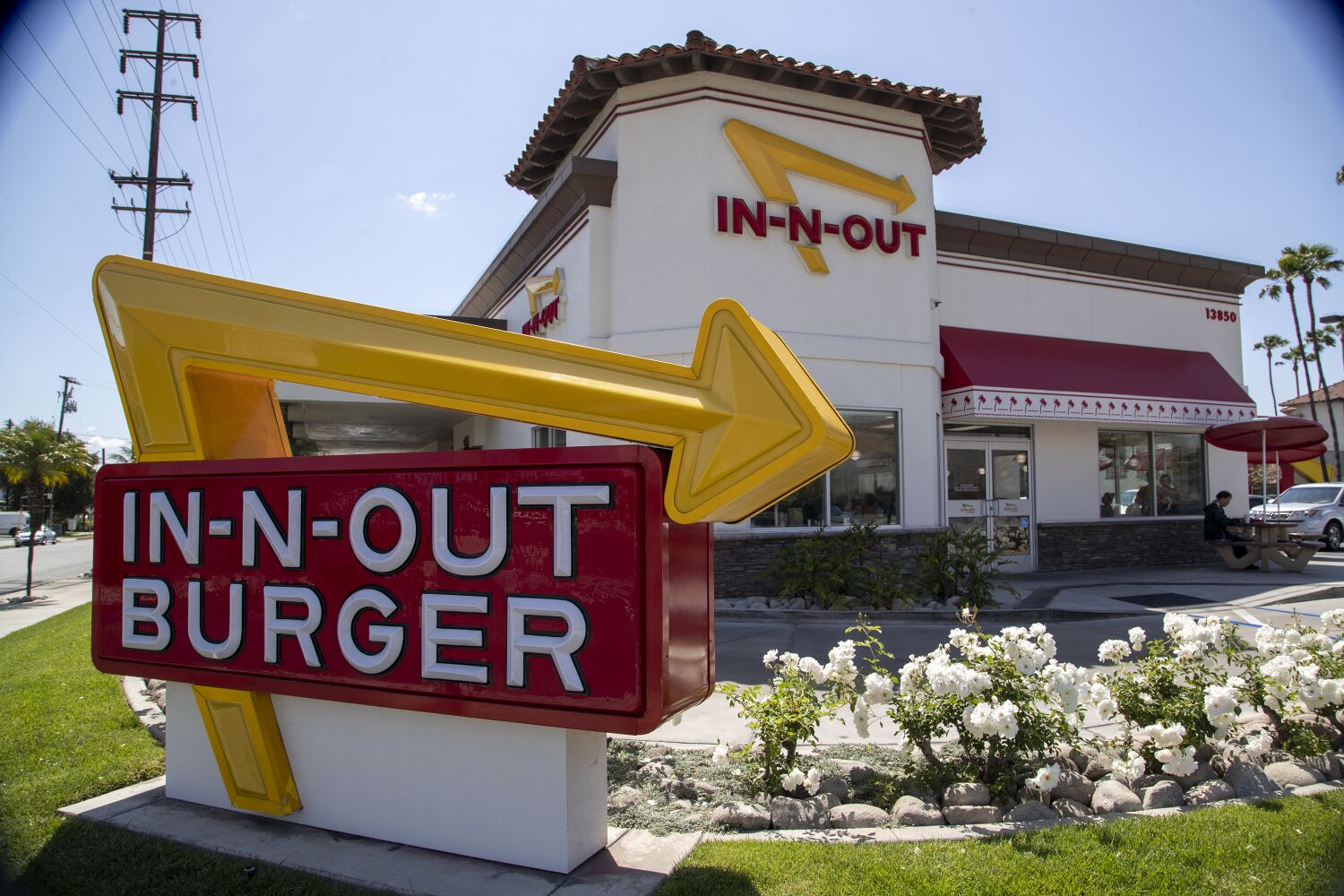 In-N-Out bans employees from wearing masks