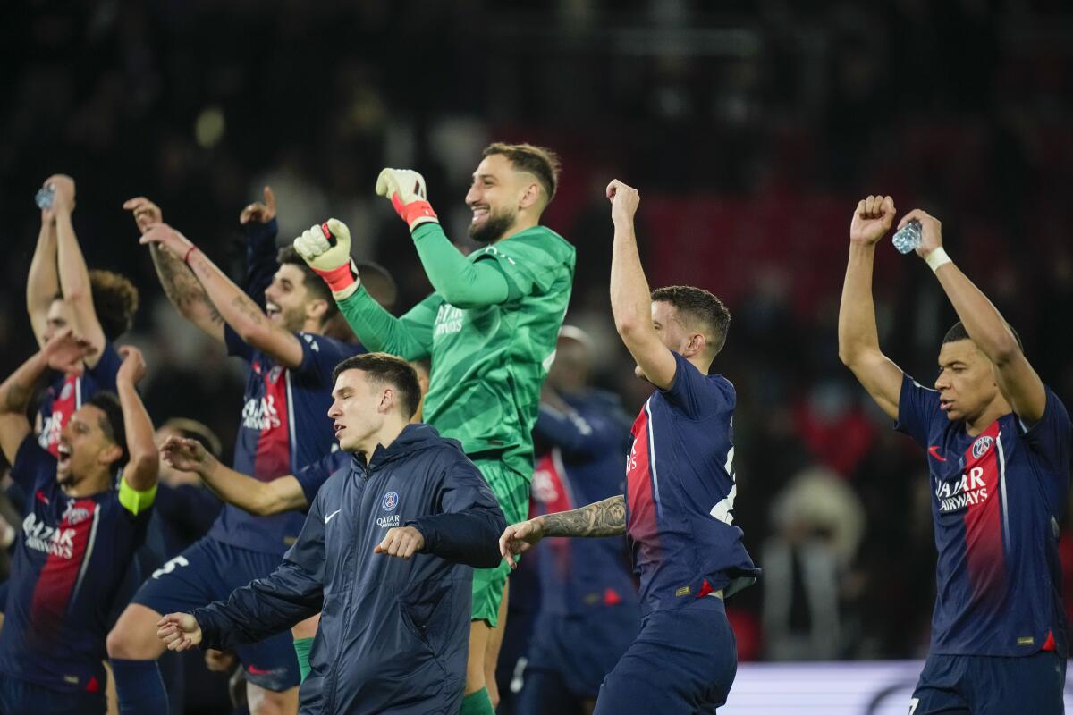 Kylian Mbappé del Paris Saint-Germain celebra con sus compañeros al final del encuentro