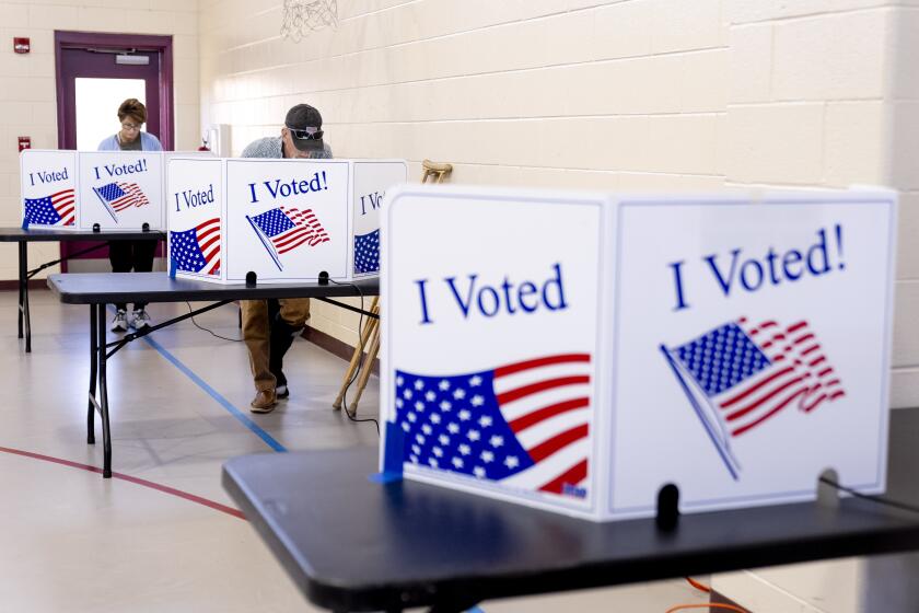 Los residentes votan en su distrito electoral en la mañana de las primarias republicanas de Carolina del Sur en la Academia New Bridge en Cayce, Carolina del Sur, el sábado 24 de febrero de 2024. (AP Foto/Andrew Harnik)
