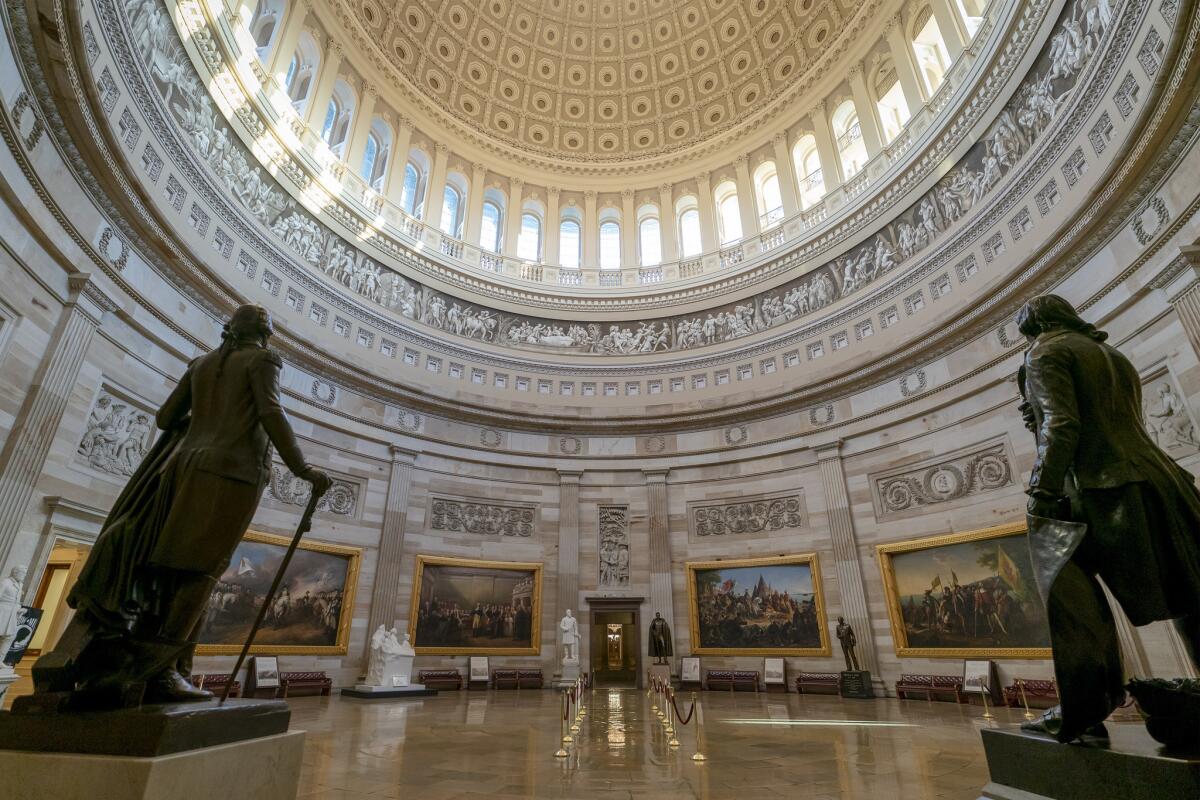 La Rotonda del Capitolio se ve en Washington el lunes 25 de marzo de 2019, mientras los demócratas se comprometieron a seguir adelante con sus múltiples investigaciones sobre el presidente y si él obstruyó la justicia después de que el abogado especial Robert Mueller no descubriera que el presidente Donald Trump o su campaña conspiraron con los rusos para interferir en las elecciones presidenciales de 2016.