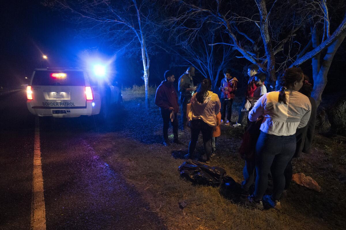 Un agente de inmigración detiene a un grupo de migrantes centroamericanos 