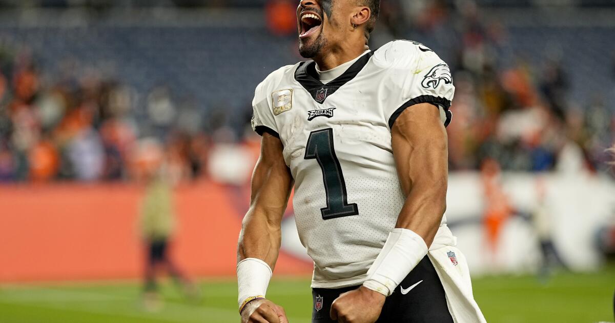 QB Jalen Hurts leads Eagles to upset of Saints in his first start - The  Boston Globe