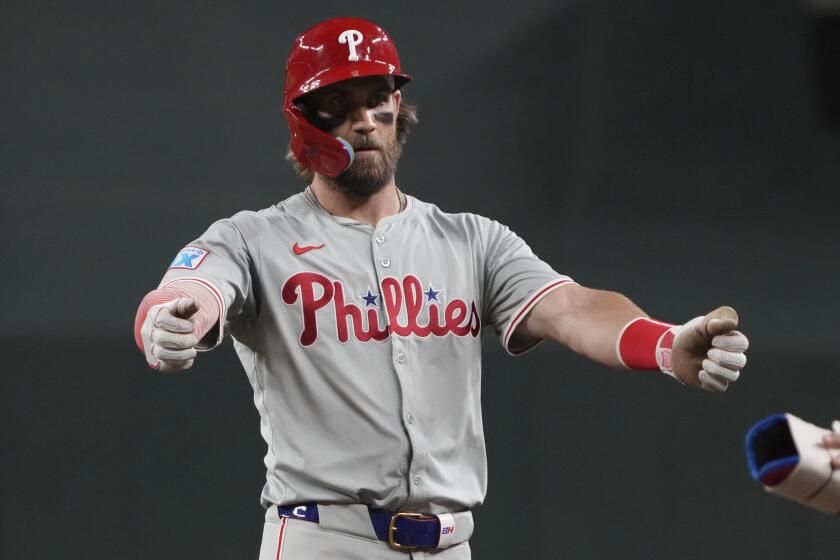 Bryce Harper de los Filis de Filadelfia reacciona tras batear un sencillo remolcador en la sexta entrada ante los Diamondbacks de Arizona el jueves 8 de agosto del 2024. (AP Foto/Rick Scuteri)