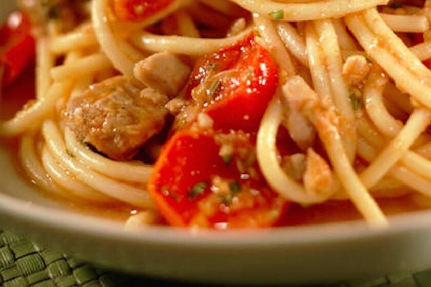 Spaghetti with tuna and tomatoes.