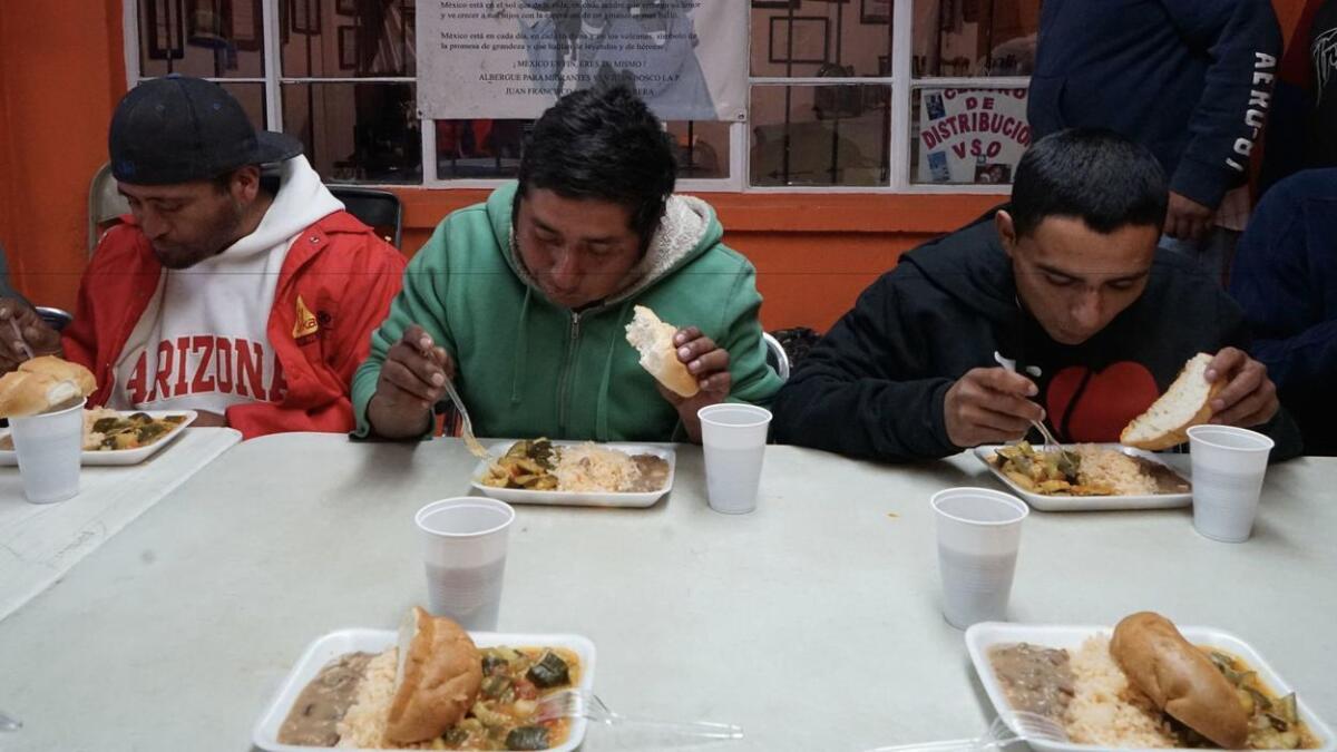 Inmigrantes en el centro Don Bosco para los migrantes, en Nogales, Sonora.