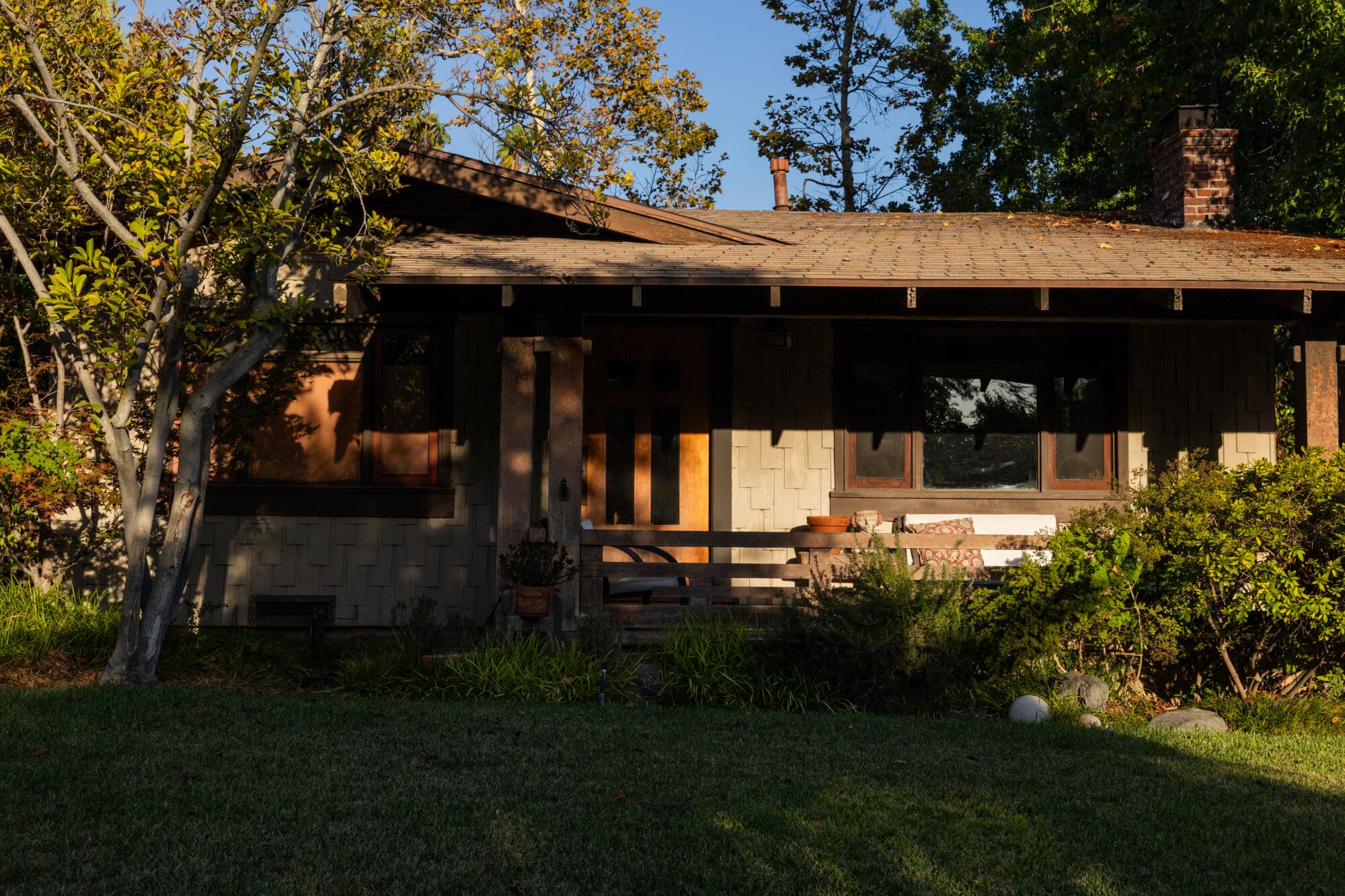 El bungalow es una casa de estilo artesanal en Mara Vista Avete en el cielo.