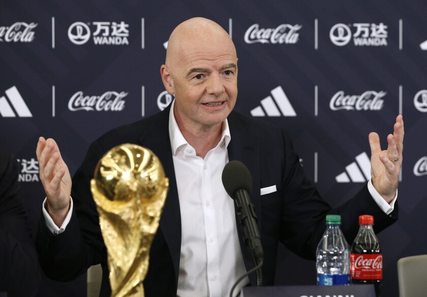 El presidente de la FIFA Gianni Infantino responde preguntas en una conferencia de prensa sobre la Copa del Mundo 2026