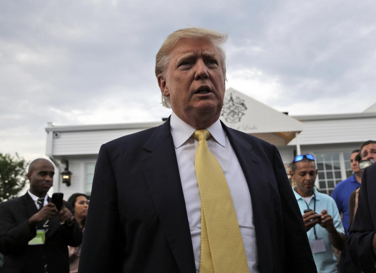 El precandidato presidencial republicano Donald Trump llega a un evento de recaudación de fondos en un club de golf en el Bronx, Nueva York.