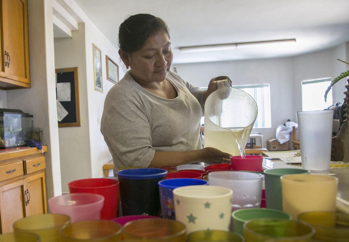 La salvadoreña solicitante de asilo María del Carmen Pérez quiere trabajar en Tijuana pero legalmente no puede, además de no tener a nadie que cuide a sus dos hijos si consigue un trabajo.