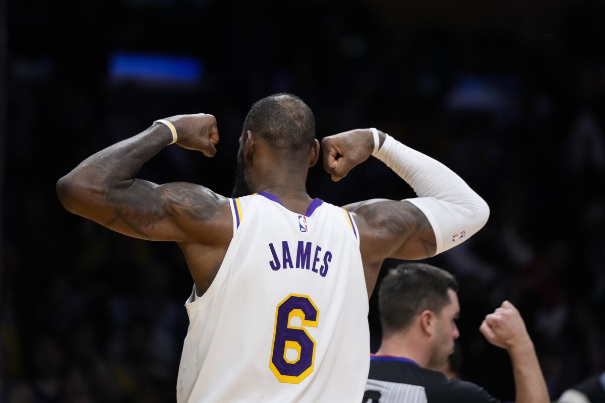 El jugador de los Lakers de Los Ángeles LeBron James (6) flexiona los brazos tras conseguir una falta 