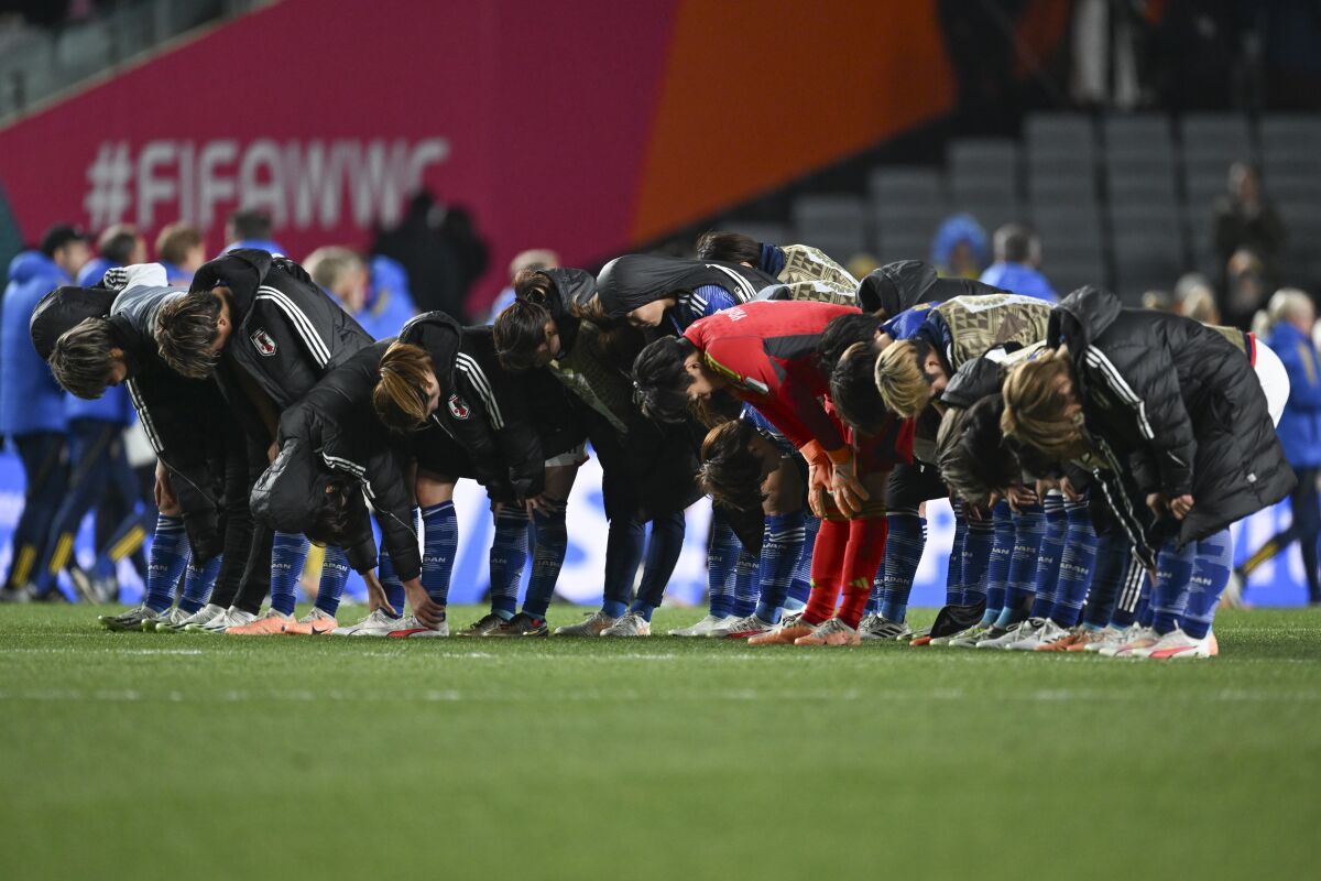 Les joueurs japonais s'inclinent devant la foule après leur défaite contre la Suède en quarts de finale de la Coupe du monde 