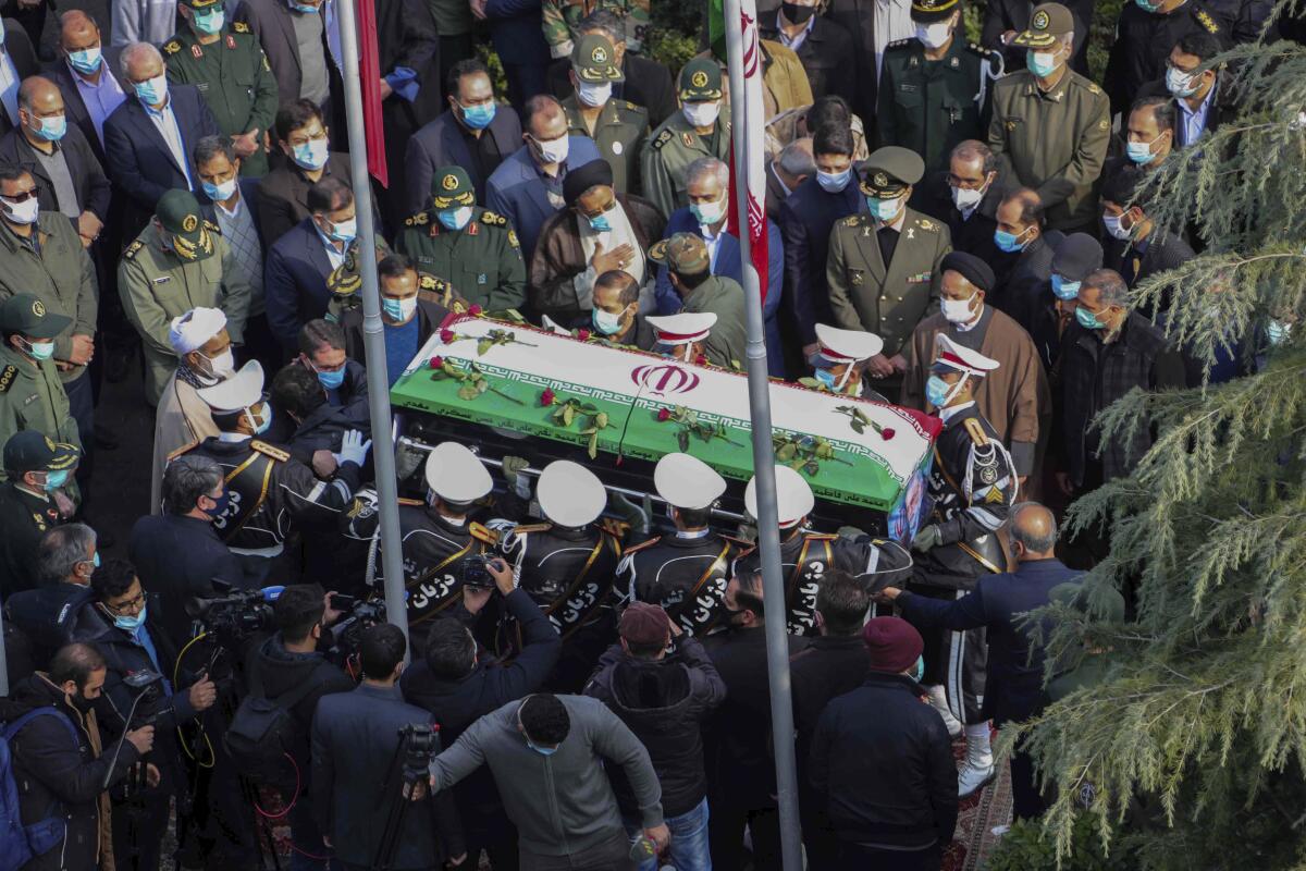 Personal militar carga el ataúd de Mohsen Fakhrizadeh, un científico asesinado 
