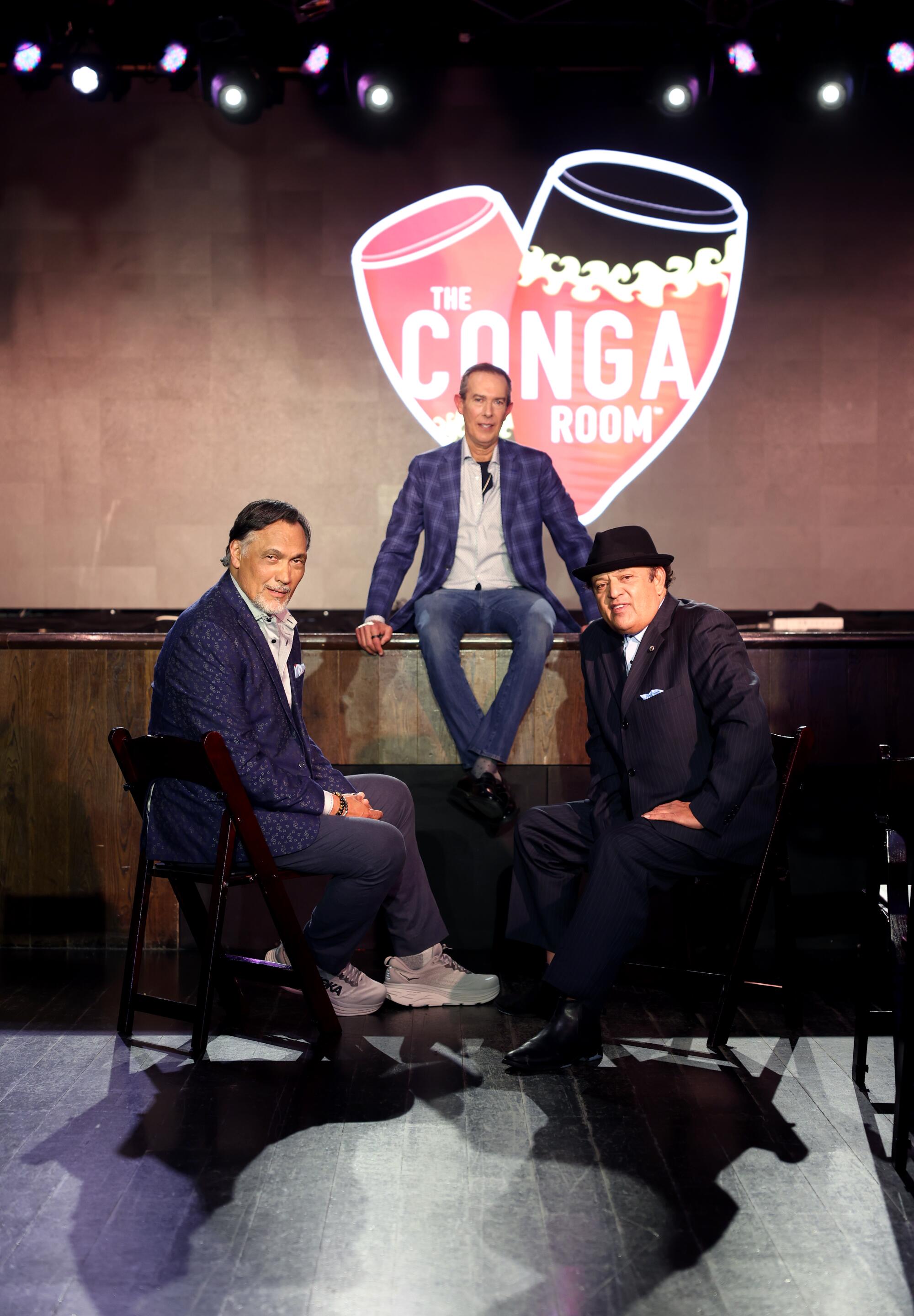 Jimmy Smith, Brad Gluckstein yPaul Rodriguez posan dentro del Conga Room en Los Ángeles.