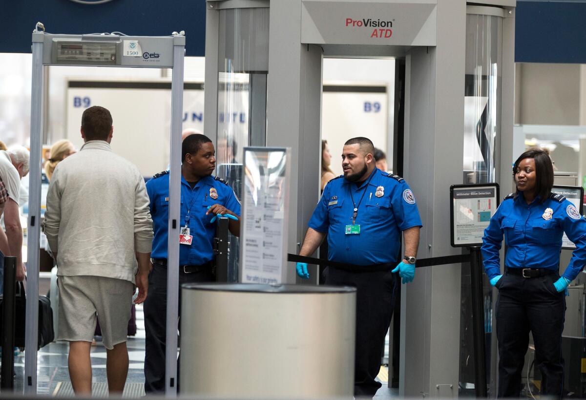 Las inspecciones de seguridad en los aeropuertos se volvieron más rigurosos después de los atentados a las Torres Gemelas.