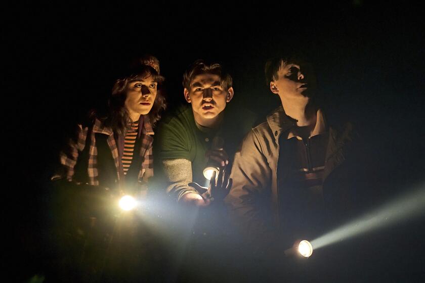 Esta imagen difundida por Netflix muestra a Isabella Pappas, de izquierda a derecha, Oscar Lloyd y Christopher Buckley durante una presentación de "Stranger Things: The First Shadow" en Londres. Los productores de la obra de teatro de "Stranger Things" dijeron el martes 7 de agosto que el último esfuerzo de la franquicia llegará al Marquis Theatre de Nueva York en la primavera de 2025. (Manuel Harlan/Netflix via AP)