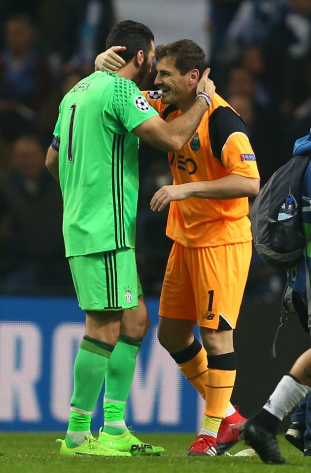 Soccer Football - FC Porto v Juventus - UEFA Champions League Round of 16 First Leg - Dragao Stadium, Porto, Portugal - 22/2/17 Juventus' Gianluigi Buffon and FC Porto's Iker Casillas after the match Reuters / Rafael Marchante Livepic ** Usable by SD ONLY **