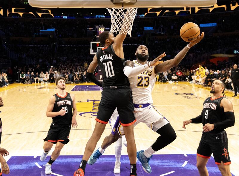 Lakers'ın yıldızı LeBron James, ikinci çeyrekte Houston Rockets'ın forveti Jabari Smith Jr.'ın önünde gol atmak için potaya doğru ilerliyor.