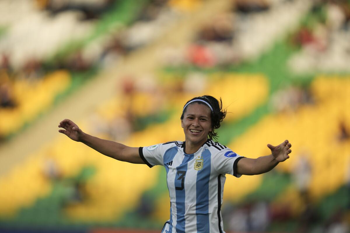 Eliana Stabile festeja el gol que anotó para la escuadra argentina contra el equipo uruguayo 
