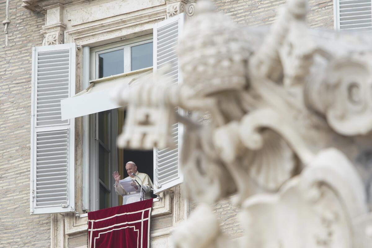 El papa Francisco da la bendición desde la ventana de su estudio en el Vaticano