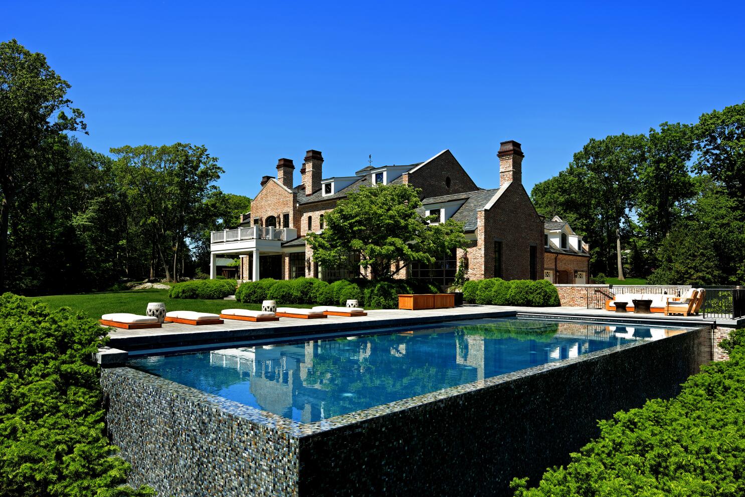 Tom Brady & Gisele Bundchen are selling this Massachusetts estate