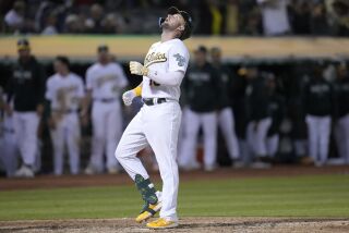 Seth Brown, de los Atléticos de Oakland, festeja luego de batear un jonrón ante los Astros de Houston, en el encuentro del sábado 22 de julio de 2023 (AP Foto/Jeff Chiu)