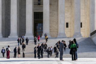 Personas salen de la Corte Suprema después de argumentos en el caso Pérez vs. Escuelas Públicas de Sturgis, el 18 de enero de 2023 en Washington. (AP Foto/J. Scott Applewhite)