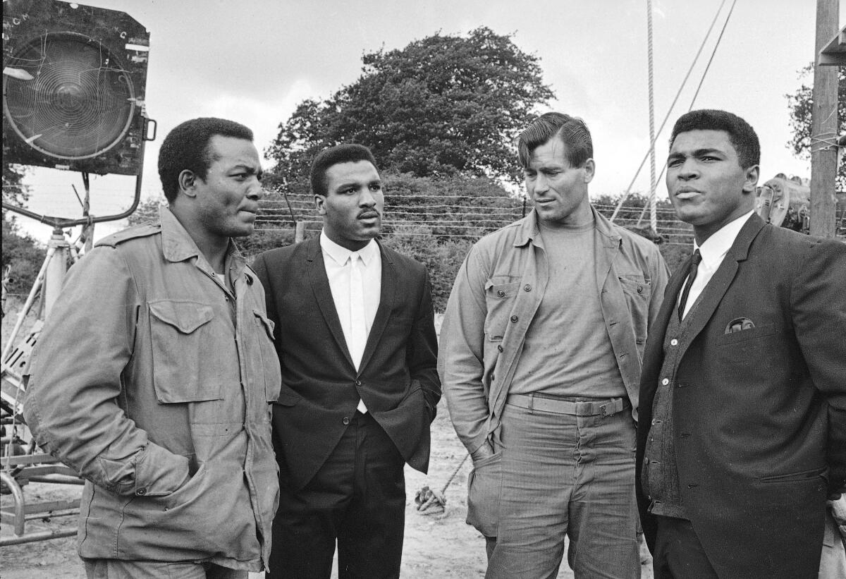 ARCHIV0 - Foto del 5 de agosto de 1966, Muhammad Ali visita el set de la película "The Dirty Dozen"