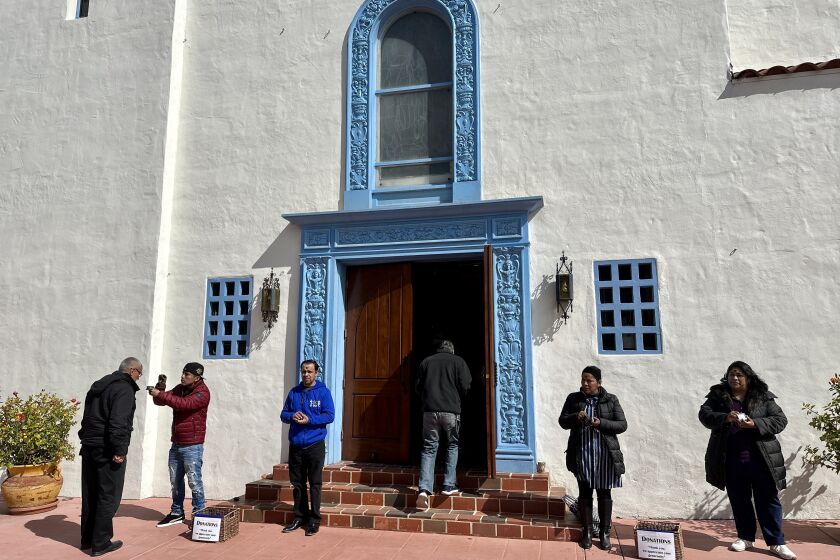 Católicos acuden a la iglesia de Nuestra Señora de Guadalupe en Barrio Logan para el Miércoles de Ceniza