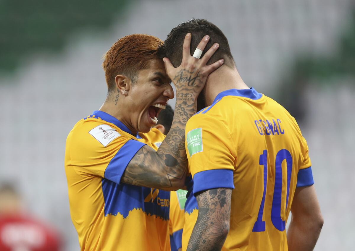 André-Pierre Gignac (derecha) celebra con Carlos Salcedo tras el gol de penal de Gignac.