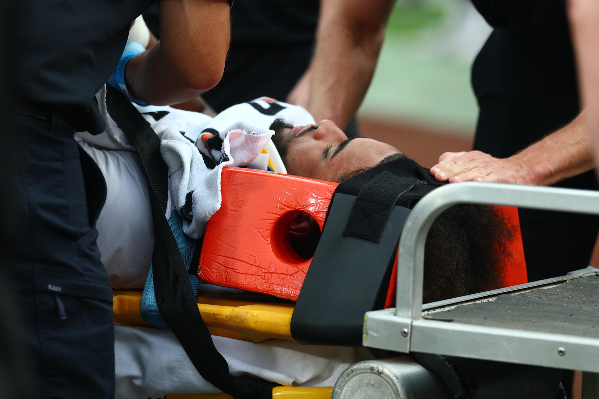 41 59 Oregon coach calls out 'disgusting' hit that injured Dante Moore - Los ...