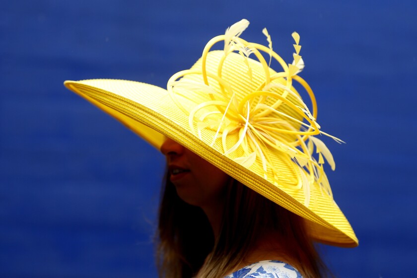 Uma mulher que usa um chapéu durante o 145 corrida de Kentucky Derby corrida de cavalos em Churchill Downs em 4 de Maio de 2019.