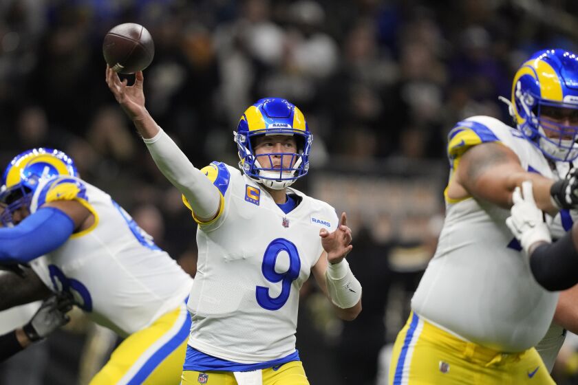 El quarterback de los Rams de Los Ángeles Matthew Stafford lanza el balón en el encuentro ante los Saints de Nueva Orleans el domingo 20 de noviembre del 2022. (AP Foto/Gerald Herbert)