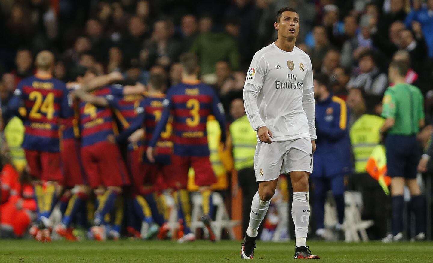 Cristiano Ronaldo refleja la derrota del Real Madrid, ante el festejo del Barcelona; el portugués fue anulado.
