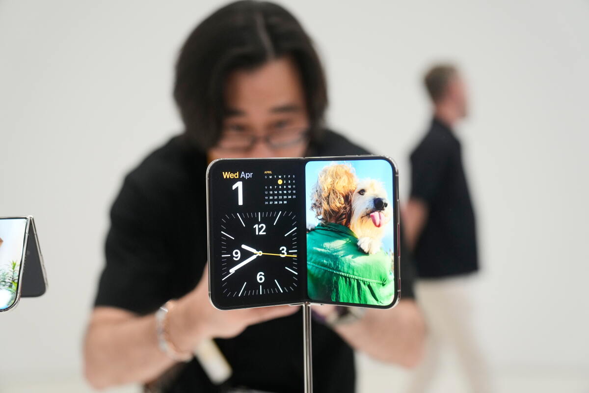 Apple finally folds: New iPhone Duo ushers in era of pricey foldable phones - Los Angeles Times
