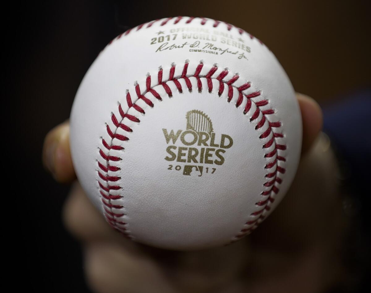 La pelota de béisbol que sea usa en la Serie Mundial entre los Astros de Houston y los Dodgers de Los Ángeles.