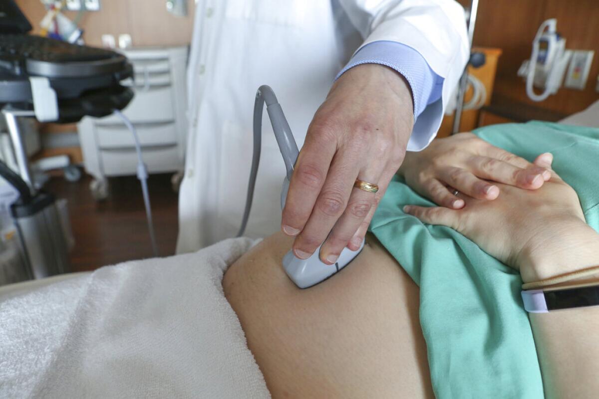 Fotografía de archivo del 7 de agosto de 2018 de un médico realizando un ultrasonido en una mujer embarazada en un hospital en Chicago. (AP Foto/Teresa Crawford, Archivo)