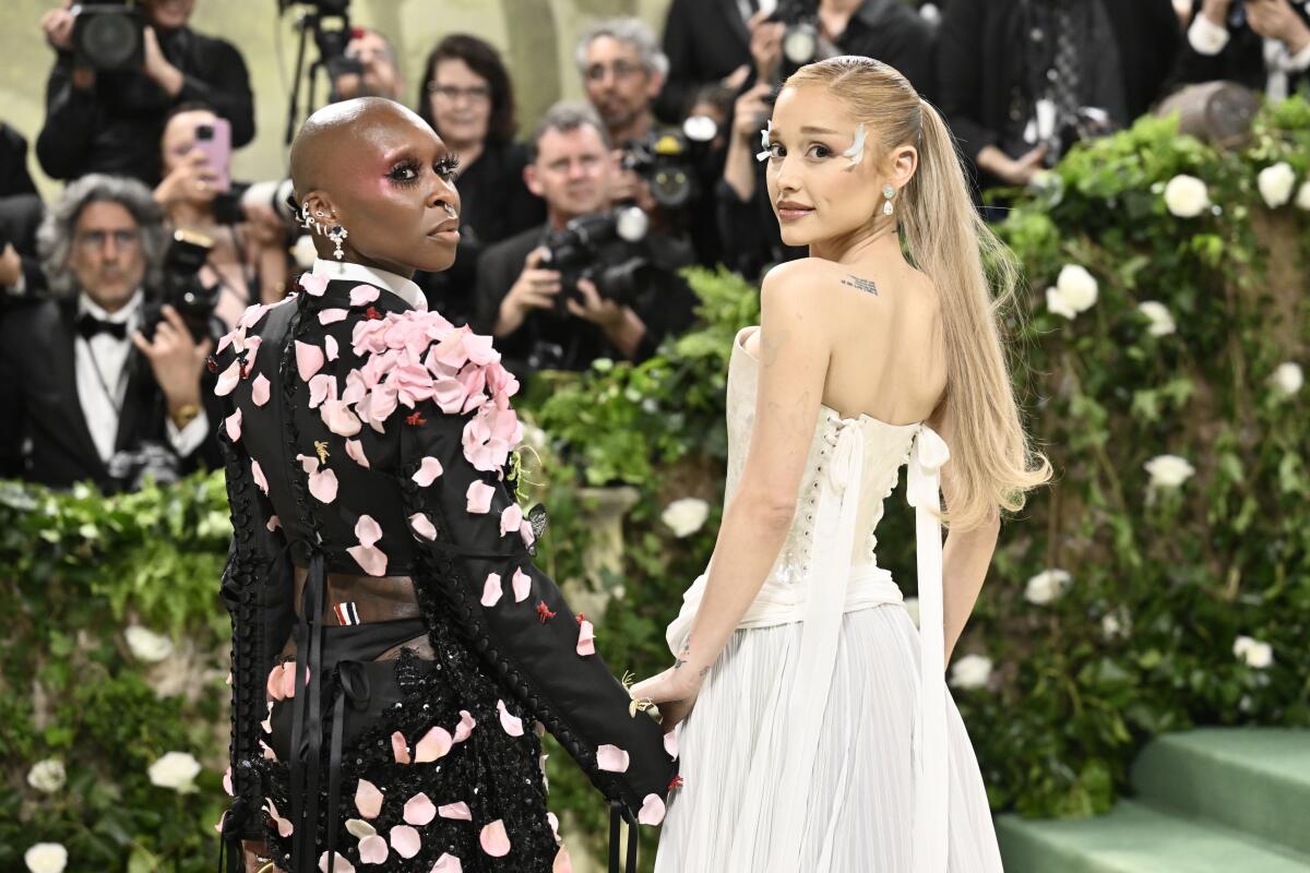 Cynthia Erivo, izquierda, y Ariana Grande.