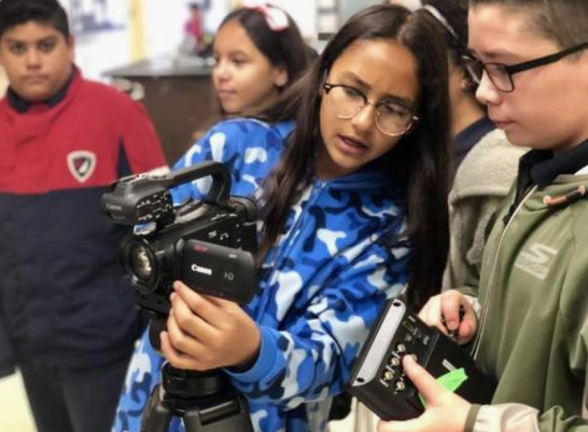 Fotografía cedida por el programa Youth Cinema Project (YCP), un programa impulsado por Los Angeles Latino Film Festival (LALIFF), donde aparecen dos alumnos durante una clase que enseña a jóvenes latinos cómo se hace una película y animarles a que encuentren sus propias voces. EFE/YCP