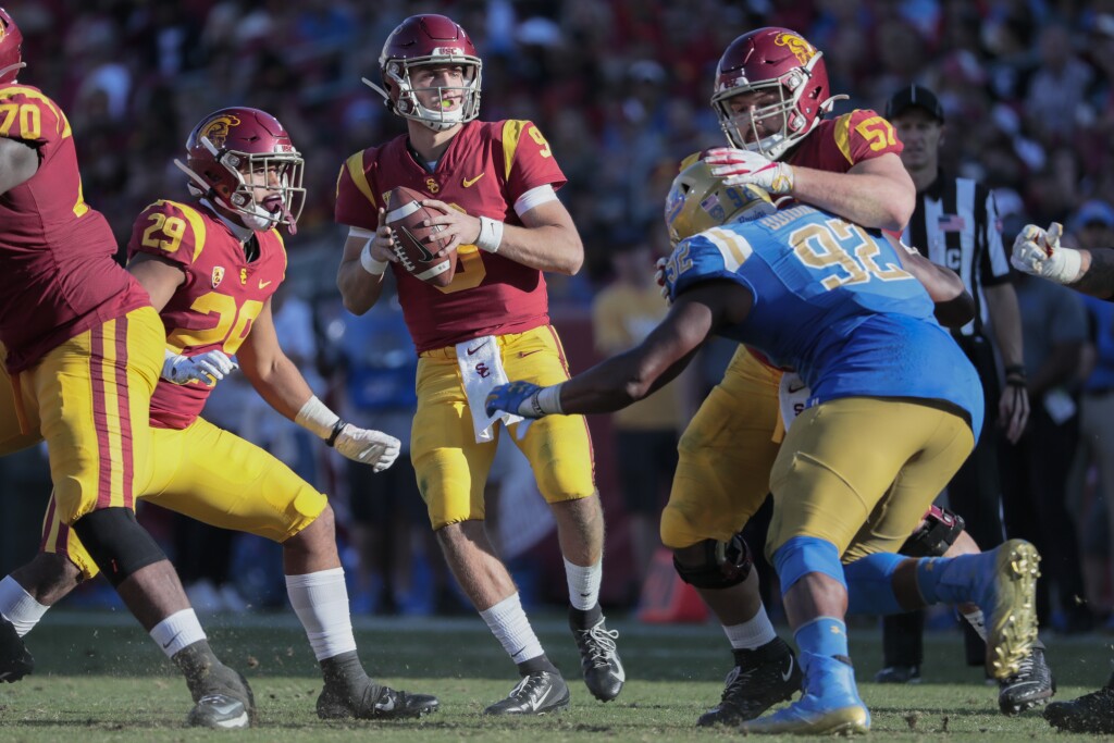 10 USC football players to watch entering training camp Los Angeles Times