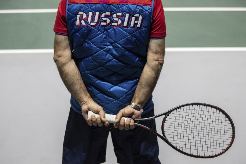 ARCHIVO- Un miembro del equipo de Rusia de la Copa Davis, durante una sesión de entrenamiento en Madrid, España, el domingo 17 de noviembre de 2019. La Asociación de Tenis de Lawn fue multada con un millón de dólares por el Tour ATP el 7 de diciembre de 2022, por prohibir la participación de tenistas rusos y bielorrusos de sus torneos sobre césped previos a Wimbledon, después de la invasión de Rusia a Ucrania. (AP Foto/Bernat Armangue, archivo)