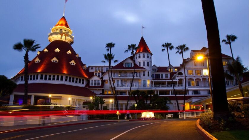 ケイト・モーガンの霊がホテル・デル・コロナドの敷地内を徘徊していると言われています's spirit is said to roam the grounds at the Hotel Del Coronado