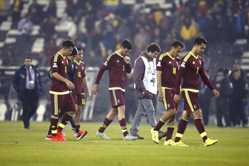 Los jugadores de la selección de Venezuela abandonan el campo tras perder ante Brasil en partido correspondiente al Grupo C.