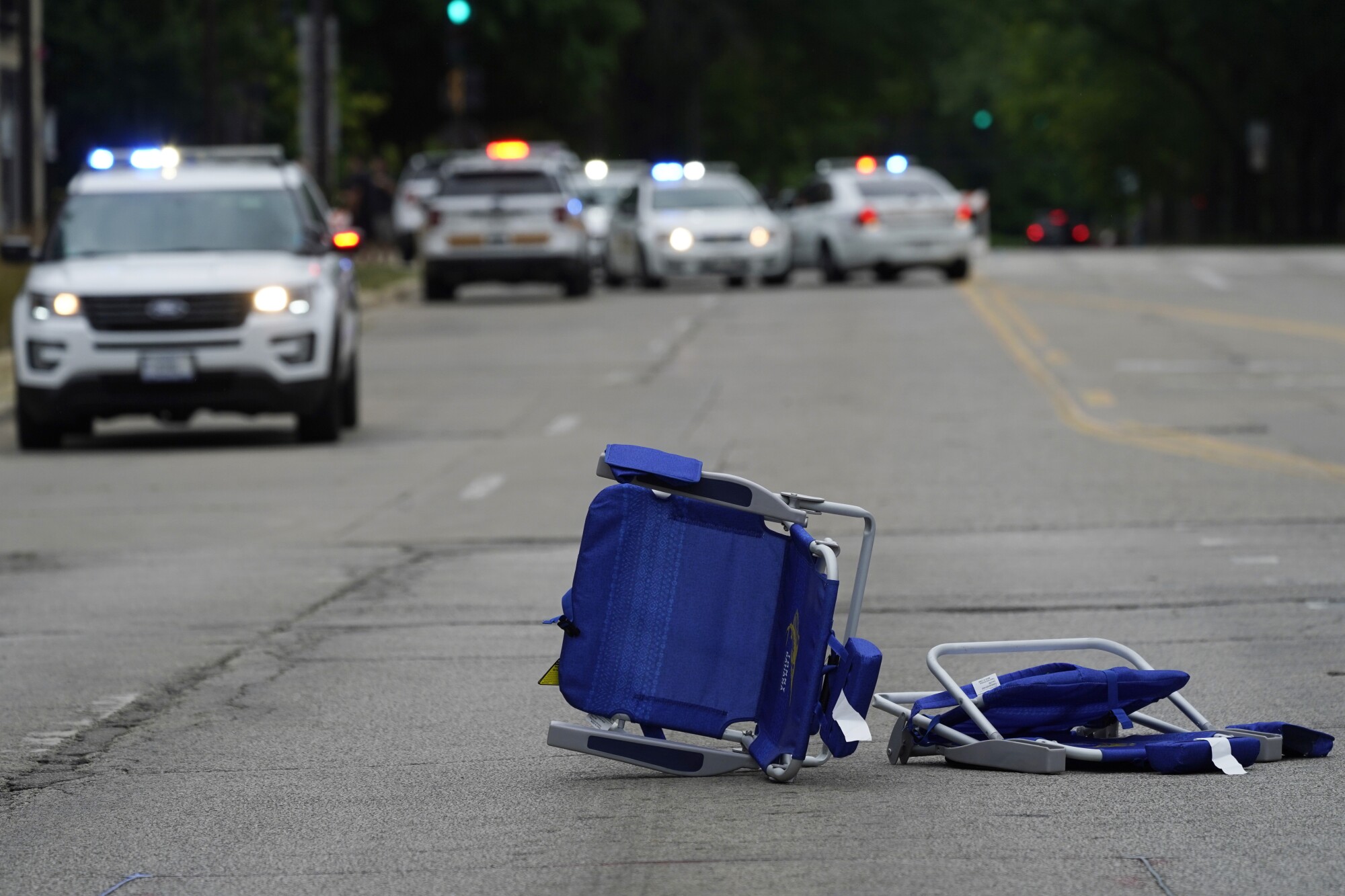 Se ven sillas vacías en la calle después de un tiroteo masivo en el desfile del 4 de julio de Highland Park 