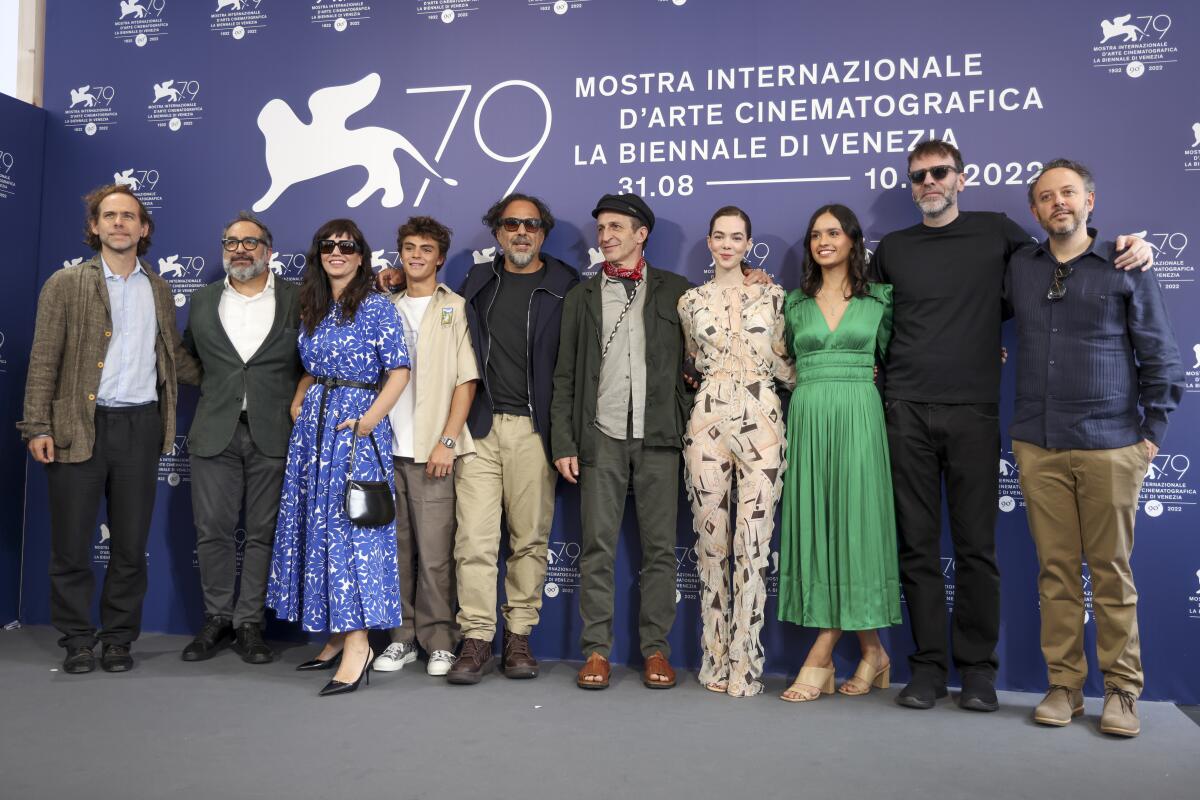 El equipo y el elenco de "Bardo" junto a su director posan en la alfombra del Festival de Cine de Venecia.