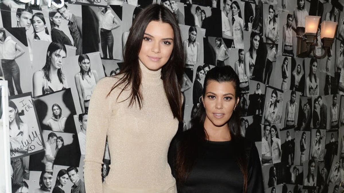 Su hija Kendall Jenner, izquierda, y su hijastra Kourtney Kardashian estuvieron entre las muchas celebridades que le dieron la bienvenida Caitlyn Jenner luego de la portada de Vanity Fair.