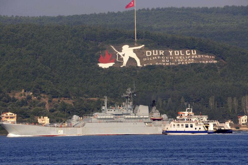 En esta imagen de archivo, el buque ruso Caesar Kunikov pasa por el estrecho de Dardanelles, en Turquía, rumbo al mar Mediterráneo, el 4 de octubre de 2015. (Burak Gezen/DHA vía AP, archivo)