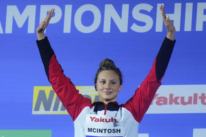 La canadiense Summer McIntosh celebra tras ganar los 400 metros combinados 