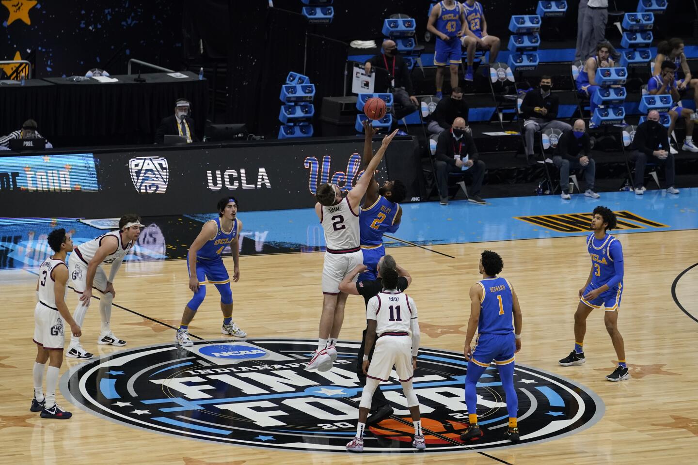 UCLA and Gonzaga players on the court.